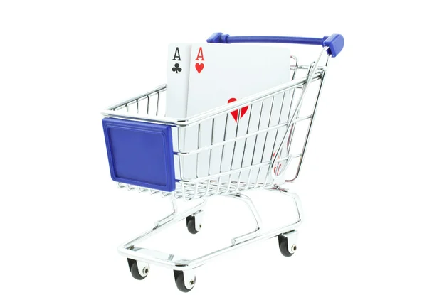 Dvě esa poker v nákupním vozíku — Stock fotografie