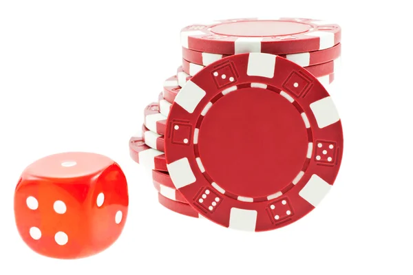 Izole kırmızı poker fişleri ve zar küp — Stok fotoğraf