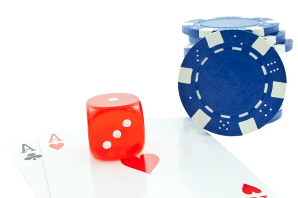 Fichas de poker, cartões e cubo de dados vermelho isolado no backgroun branco — Fotografia de Stock