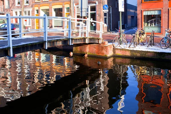 Riflessione della casa nel canale di Delft — Foto Stock
