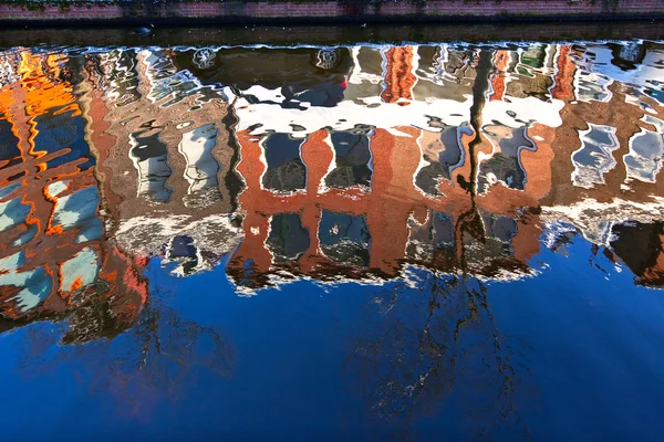 Réflexion de maison dans le canal de Delft — Photo