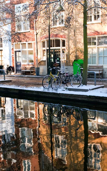 Reflexão da casa no canal de Delft — Fotografia de Stock