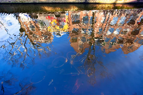 デルフトの運河の家の反射 — ストック写真