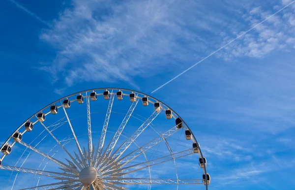 Grande ruota panoramica su sfondo cielo blu — Foto Stock
