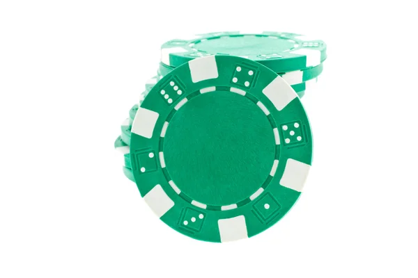 Izole yeşil poker fişleri yığını — Stok fotoğraf