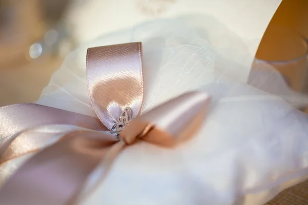 結婚式の装飾としてピンクのリボンの弓 小さなグリップ — ストック写真