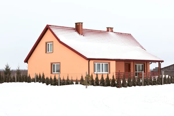 Casa residencial no dia de inverno cinza — Fotografia de Stock