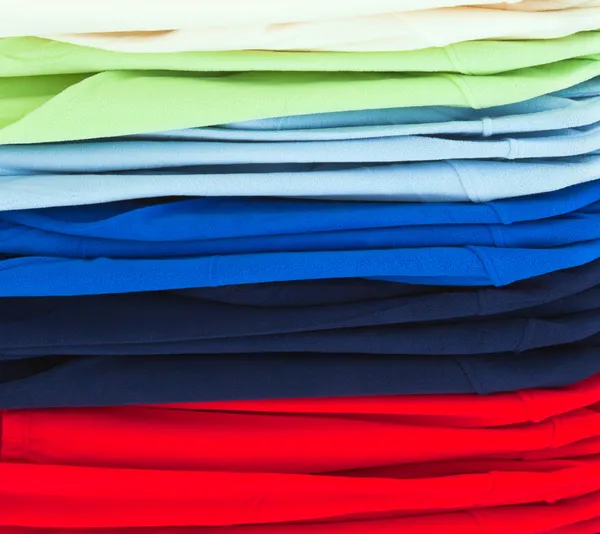 Camisas esportivas multicoloridas na loja — Fotografia de Stock