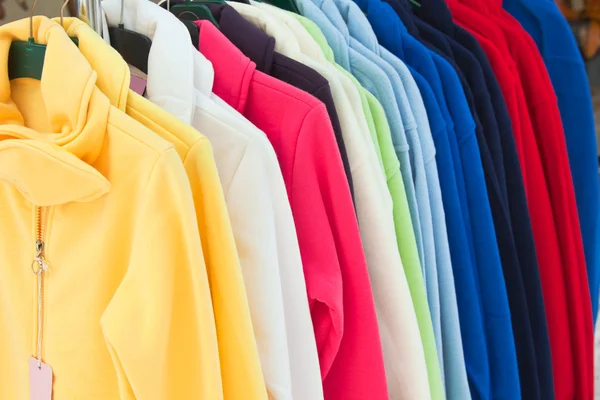 Camisas deportivas multicolor colgadas en la tienda —  Fotos de Stock
