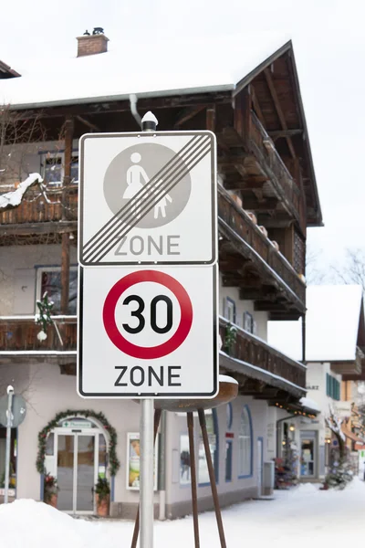 Limita de viteză semn de drum într-un oraș — Fotografie, imagine de stoc