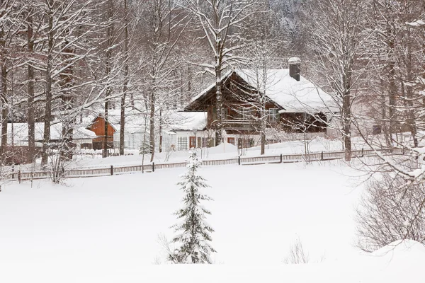 Alpina byn på snö vinter — Stockfoto