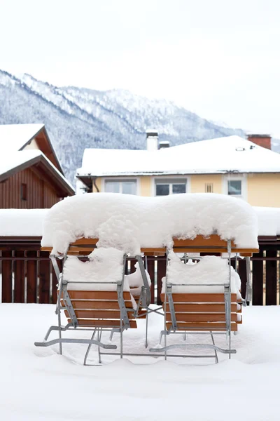 Pokryte śniegiem, krzesła i stół — Zdjęcie stockowe