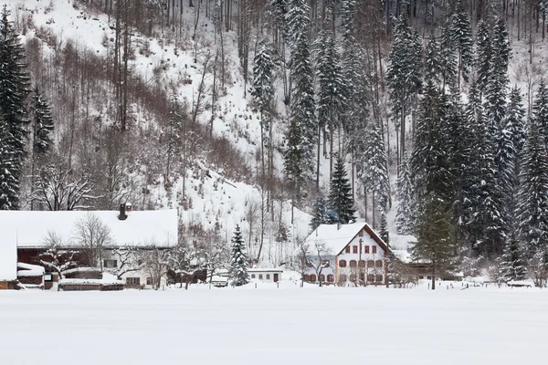 Village alpin à neige hiver — Photo