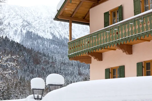 Bavorském Stylu Domu Zimě Sníh Horizontální Záběr — Stock fotografie