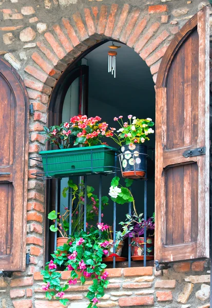 Alte Backsteinmauer Mit Leuchtend Roten Blumen Fenster Senkrechtschuss — Stockfoto