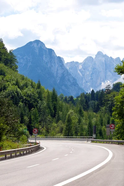 在奥地利阿尔卑斯山的公路 — 图库照片