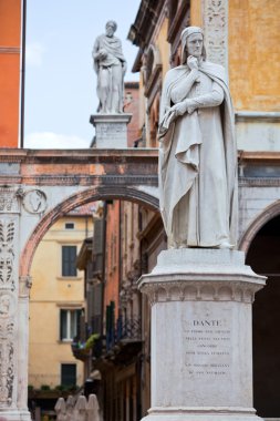 dante alighieri, verona, İtalya tarihi cephe önünde heykeli