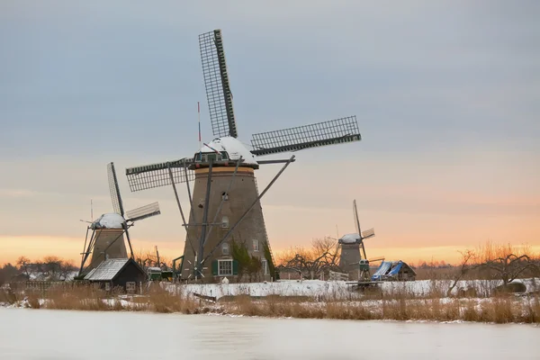 Moulins à vent à Kinderdijk au coucher du soleil d'hiver — Photo