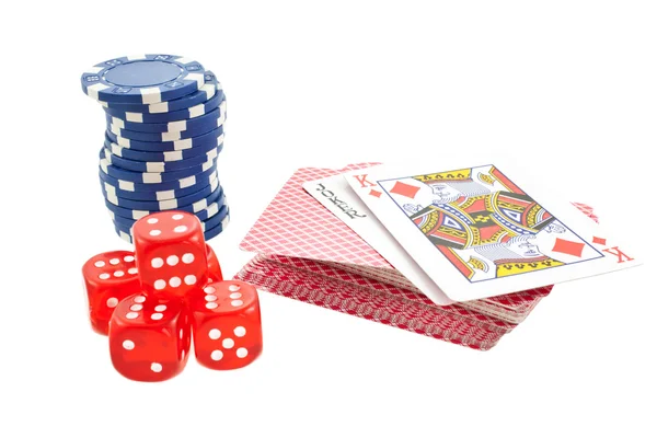 Poker fişleri, kartları ve izole kırmızı zar küpleri — Stok fotoğraf