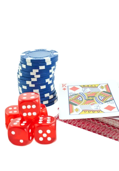 Poker chips, kaarten en rode dobbelstenen kubussen geïsoleerd — Stockfoto