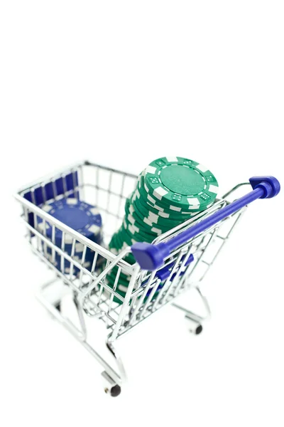 Farb-Pokerchips im Einkaufswagen — Stockfoto