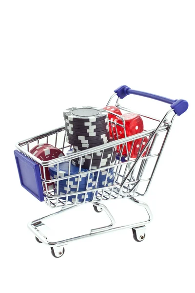 Pokerchips und Würfel im Einkaufswagen — Stockfoto