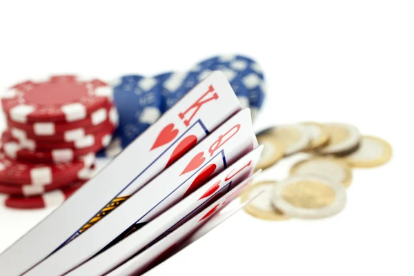 Cartas de jogo, fichas de poker multicoloridas e moedas de euro — Fotografia de Stock