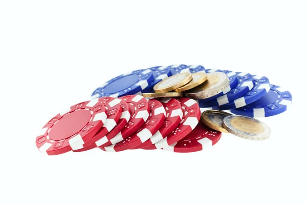 Fichas de poker multicoloridas e moedas de euro — Fotografia de Stock