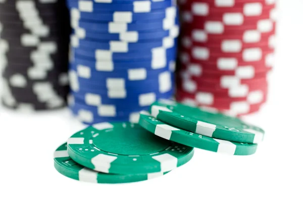Des jetons de poker multicolores montent isolés — Photo