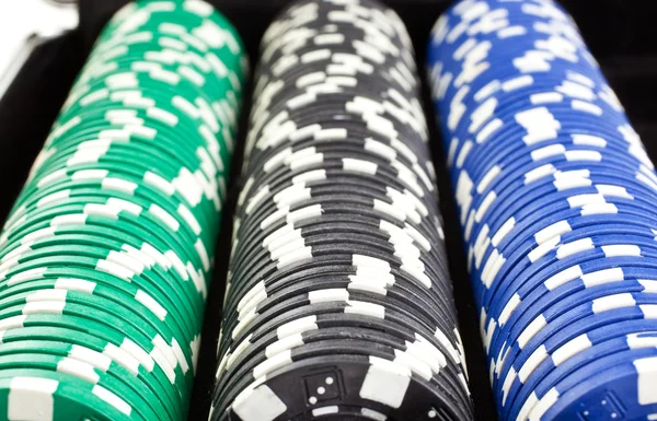 Pokermarker högar i svart låda — Stockfoto