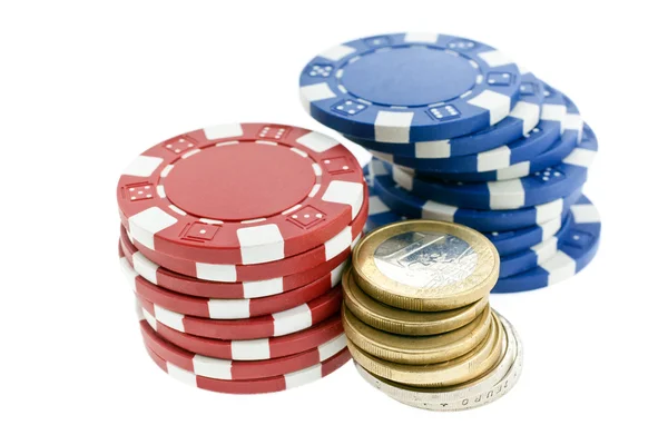 Fichas de poker multicoloridas e moedas de euro — Fotografia de Stock