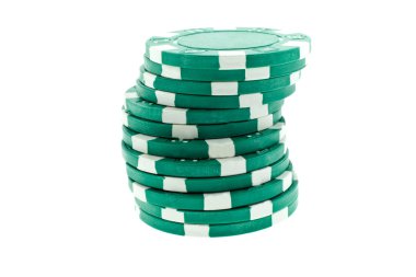 izole yeşil poker fişleri yığını