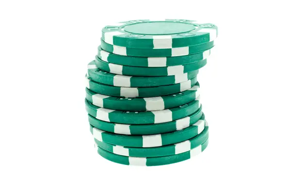 Izole yeşil poker fişleri yığını — Stok fotoğraf