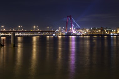 Willemsbrug köprü ve nehir meuse geceleri