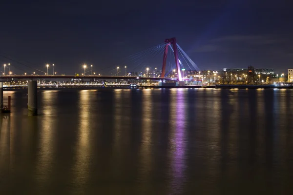 Willemsbrug-híd és folyó meuse éjjel — Stock Fotó
