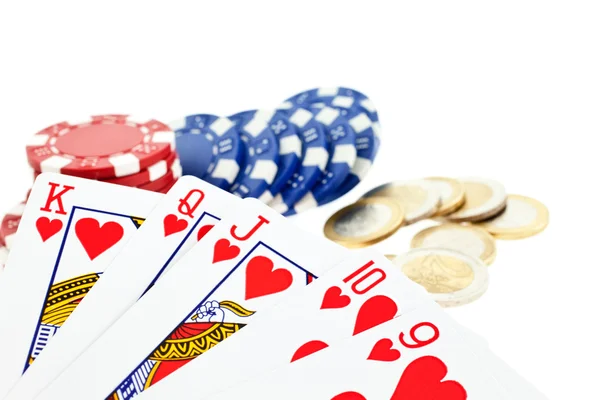 Jugar a las cartas, fichas de póquer multicolor y monedas en euros —  Fotos de Stock
