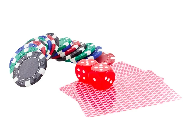 Żetony do pokera, karty i kostki kostki czerwony na białym tle — Zdjęcie stockowe