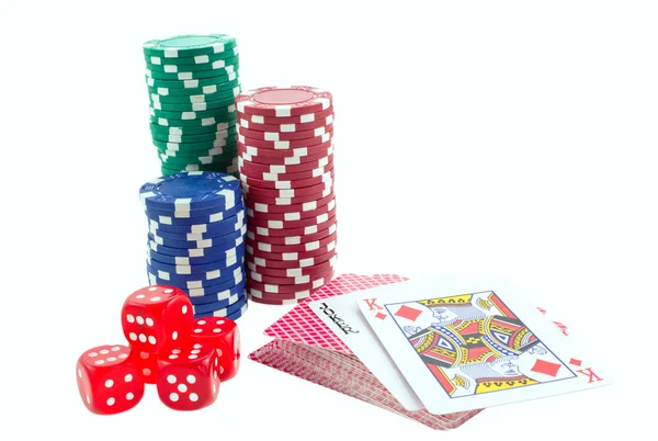 Poker fişleri, kartları ve kırmızı zar küpleri — Stok fotoğraf
