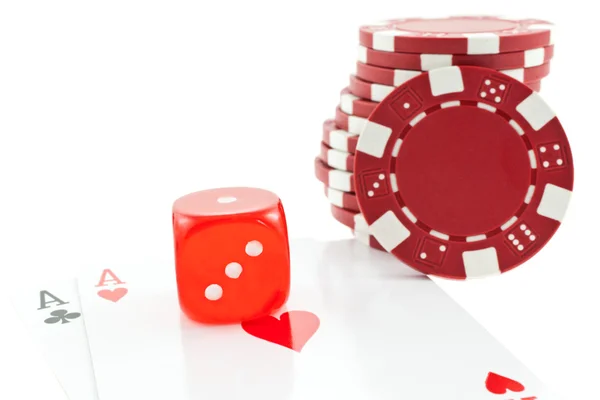 Chips di poker, carte e dadi rossi cubo — Foto Stock