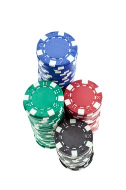 çok renkli poker fişleri yığınlar izole