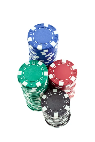 Çok renkli poker fişleri yığınlar izole — Stok fotoğraf