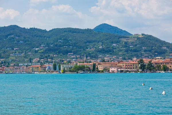 Garda Gölü ve salo şehirde göster — Stok fotoğraf