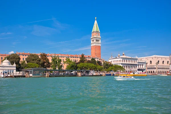 Vista al mar de la Piazza San Marco y el Palacio Ducal, Venecia — Foto de Stock
