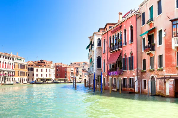 Paloták, a canal Grande Velence Olaszország — Stock Fotó