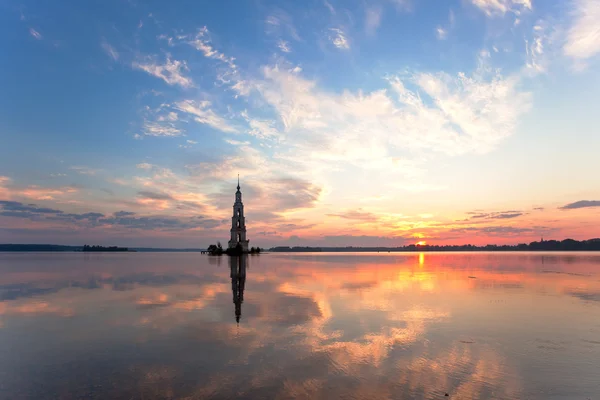 カリャージン日の出で浸水の鐘楼 — ストック写真
