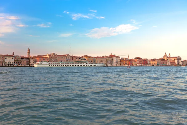Seaview van Venetië bij zonsondergangcon vistas al mar de Venecia al atardecer. — Stockfoto