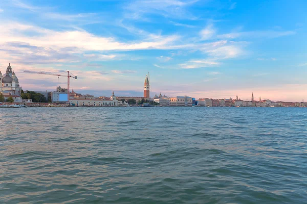 Seaview van Venetië bij zonsondergangcon vistas al mar de Venecia al atardecer. — Stockfoto