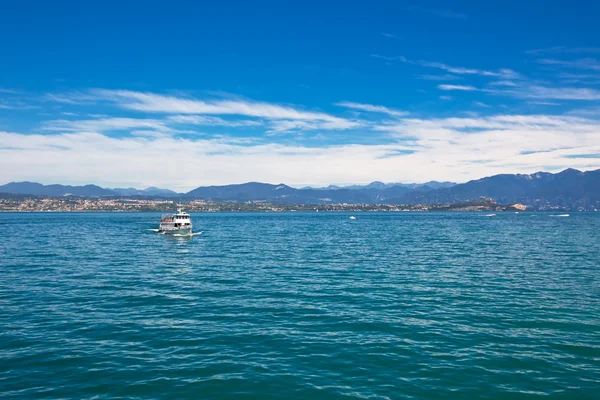 Paseo en barco por el lago de Garda — Foto de Stock