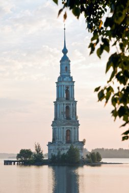 su dolu belltower sunrise adlı kalyazin içinde