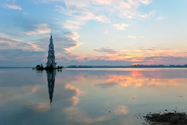 Su dolu belltower sunrise adlı kalyazin içinde — Stok fotoğraf